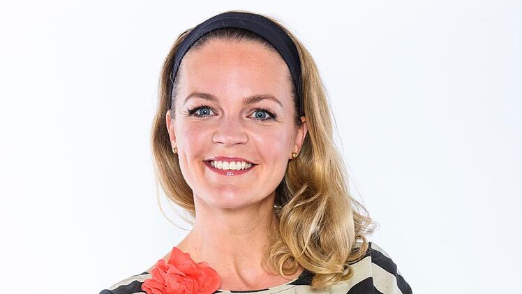 Die Profis der ZDF-Sendung "Duell der Gartenprofis" verwandeln triste Rasenflächen und verwilderte Beete in blühende Wohlfühloasen. Deko-Expertin Eva Brenner fungiert dabei als eine Art Moderatorin, und sie verleiht jedem neuen Garten mit ihren Ideen den letzten Schliff.