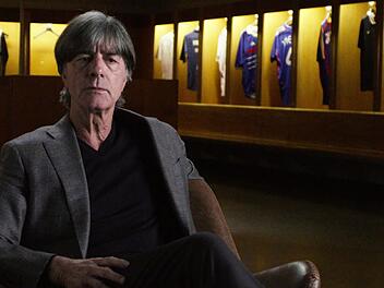 "Keiner wusste in dem Moment so richtig, was passiert jetzt": Jogi L&ouml;w erinnert sich in der ARD-Doku an den Terror von Paris vor zehn Jahren.