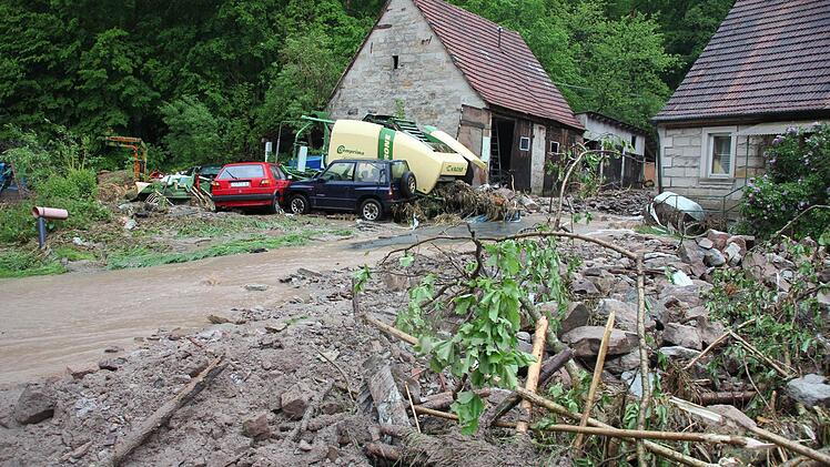 Wie nach einem Murenabgang: Die Geröllmaßen schoben landwirtschaftliche Maschinen und Autos aufeinander.