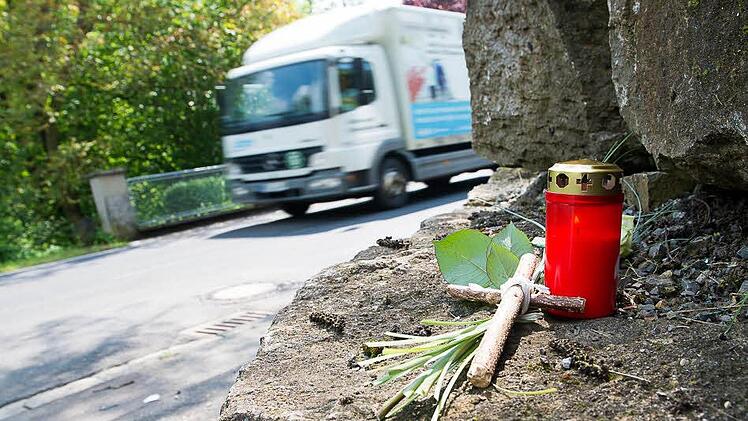 Bei einem Unfall am Ortsausgang von Schonungen (Landkreis Schweinfurt) starben am Montagabend zwei Menschen. Der Fahrer des zuvor gestohlenen Wagens flüchtete.  Foto: Tobias Köpplinger