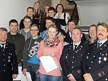 Die Münchauracher Feuerwehrführung ist stolz auf ihren Nachwuchs. Foto: Roland Meister