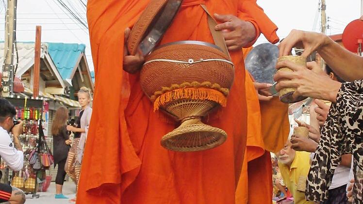 Jeden Morgen in aller Frühe sammeln die Mönche Opfergaben.