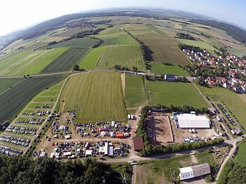 Das Beachsoccergelände in Isling wurde 2015 von einer Drohne überflogen. Das Bild zeigt (von links) den Zeltplatz, die Sandspielfläche und die Partyfläche. Im Hintergrund rechts oben sieht man die Häuser des 380 Einwohnerortes.  Foto: Stephan Wilm