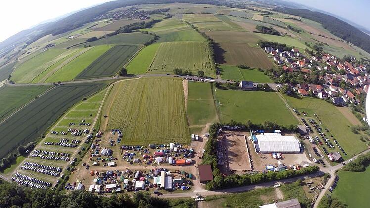 Das Beachsoccergelände in Isling wurde 2015 von einer Drohne überflogen. Das Bild zeigt (von links) den Zeltplatz, die Sandspielfläche und die Partyfläche. Im Hintergrund rechts oben sieht man die Häuser des 380 Einwohnerortes.  Foto: Stephan Wilm