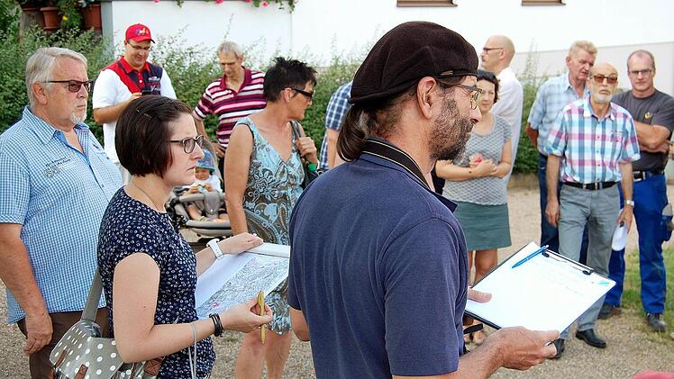 Stadtplaner Gunter Schramm (Mitte) vom Büro Planwerk (Nürnberg) und Geographin Nadja Christmann (Zweite von links) vom Büro Wittmann, Valier & Partner (Bamberg) beim Rundgang mit Garitzer Bürgern.  Foto: Sigismund von Dobschütz