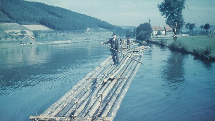 Ein Flößer auf seinem Gefährt nahe der Zollschere bei Neuses (Landkreis Kronach) um 1940.  Foto: Archiv Fleischmann
