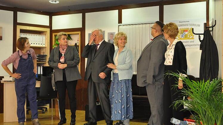 Aufregung im Ministerium: (von links) Barbara Mildenberger (Regie), Sonja Kaffer, Wilfried Autsch, Annalena Rügheimer, Christian Kempf und Silvana Rössler. Fotos: Simon Albrecht