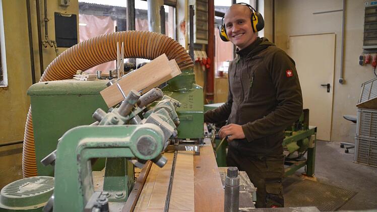 Als Juniorchef kennt sich Philipp Heckelmann nicht nur mit betriebswirtschaftlichen Dingen, sondern auch in der Produktion aus. Nicht selten steht er an einer der Maschinen, die wie hier Teile für Wäscheklammern fräsen. Fotos: Kathrin Kupka-Hahn