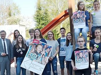 Die Teilnehmer am Adonia-Teens-Chor aus dem Landkreis Kronach freuen sich auf ihren großen Auftritt am Mittwoch in der Zecherhalle, wo sie beim Musical "Josef" mitwirken. Mit im Bild Bürgermeister Rainer Detsch (3. v. l.), Angelika Rosenbauer (3. v. r.) und Oliver Kraus (rechts) vom Organisationsteam der Ökumene Unteres Haßlachtal Foto: K.- H. Hofmann