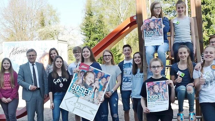 Die Teilnehmer am Adonia-Teens-Chor aus dem Landkreis Kronach freuen sich auf ihren großen Auftritt am Mittwoch in der Zecherhalle, wo sie beim Musical "Josef" mitwirken. Mit im Bild Bürgermeister Rainer Detsch (3. v. l.), Angelika Rosenbauer (3. v. r.) und Oliver Kraus (rechts) vom Organisationsteam der Ökumene Unteres Haßlachtal Foto: K.- H. Hofmann