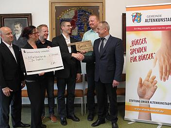 Stefan Weihermüller (Dritter von rechts) bedankte sich mit einem selbst gefertigten Schild bei Bürgermeister Robert Hümmer (rechts) für die 10 000-Euro-Spende. Mit im Bild (von links) Stephan Franke , Simone Seidel, Daniel Domes und Jan Riedel.  Foto: Stephan Stöckel