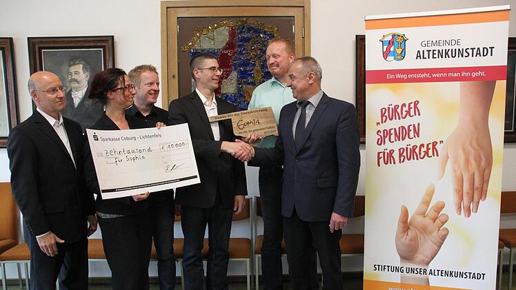 Stefan Weihermüller (Dritter von rechts) bedankte sich mit einem selbst gefertigten Schild bei Bürgermeister Robert Hümmer (rechts) für die 10 000-Euro-Spende. Mit im Bild (von links) Stephan Franke , Simone Seidel, Daniel Domes und Jan Riedel.  Foto: Stephan Stöckel