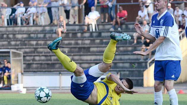 M&uuml;nnerstadts Lucas Fleischmann bet&auml;tigte sich gegen Bad Kissingens Lukas M&uuml;ller (in Abwehrhaltung) artistisch.Anand Anders
