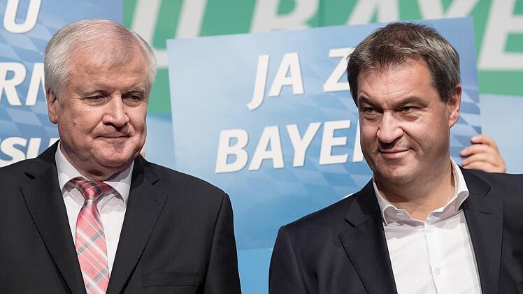 Markus S&ouml;der (r, CSU), Ministerpr&auml;sident von Bayern, und Horst Seehofer, Bundesinnenminister und CSU-Parteivorsitzender, nehmen an der CSU-Wahlkampf-Abschlusskundgebung teil. Foto: Sven Hoppe/dpa