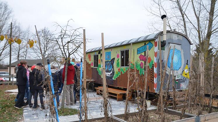 Im Garten vor dem Bauwagen wurde die Besuchergruppe aus Russland von den Schülern empfangen und über die Arbeit im Erdkinderplan informiert. Foto: Bernhard Panzer