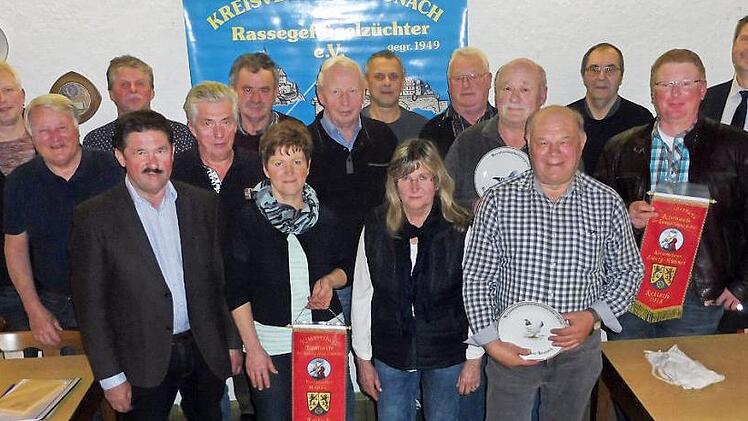 Geehrt wurden bei den Rassegeflügelzüchtern des Kreises Kronach die Deutschen, Bayerischen und Kreismeister sowie die Ehrenpreisgewinner. V. l. Bernd Roth, Dieter Schmidt, Ottmar Löffler, Fritz Bauer, Jürgen Sigmund, Bernhard Förtsch, Angela Appel, Manfred Porzelt, Arnd Gratzke, Steffi Zieger, Horst Roth, Stefan Kulhanek, Werner Schmidt, Walter Baumann, Markus Appel und Kreisvorsitzender Klaus Ruppert  Foto: Dieter Wolf