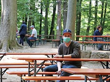 Die Corona-Pandemie bringt auch den Betrieb von Hans-Günter Wirth ins Stocken: Auf dem Felsenkeller Löwenbräu in Neuhaus kommen die Gäste nur sehr langsam wieder zurück.  Foto: Andreas Scheuerer
