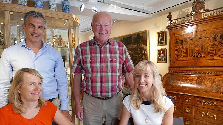 Vor 50 Jahren startete Walter Senger in den Kunsthandel. Er übergab 2015 die Geschäftsführung an die junge Generation: Schwiegersohn Thomas Herzog (links) und die Töchter Silvia Herzog (rechts) und Simone Kundmüller.Foto: Marion Krüger-Hundrup
