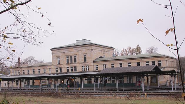 Der 1874 fertiggestellte Bad Kissinger Bahnhof steht aktuell nicht mehr zum Verkauf. Foto: Benedikt Borst