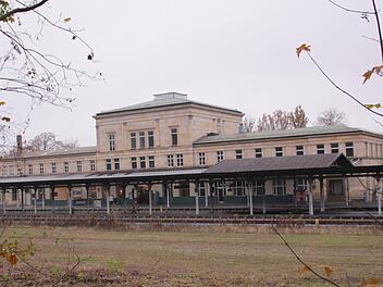 Der 1874 fertiggestellte Bad Kissinger Bahnhof steht aktuell nicht mehr zum Verkauf. Foto: Benedikt Borst