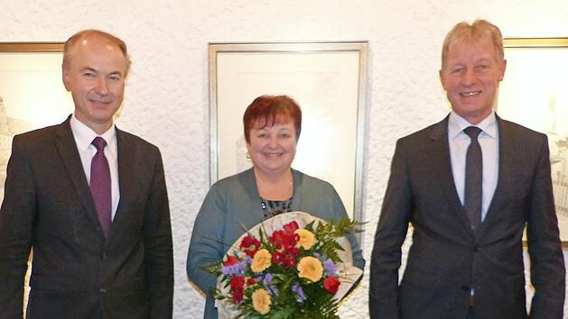 Vorstandsvorsitzender Ralph Goller (links) und Vorstand Peter Girndt verabschiedeten Erna Lauterbach in den wohlverdienten Ruhestand.