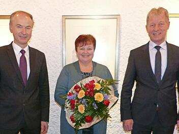 Vorstandsvorsitzender Ralph Goller (links) und Vorstand Peter Girndt verabschiedeten Erna Lauterbach in den wohlverdienten Ruhestand.