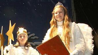 Auch das Christkind tritt auf.