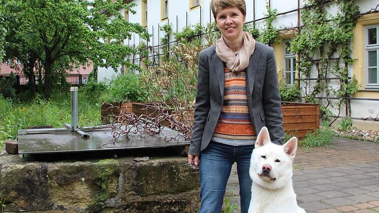 Ute Engel mit Hund Lukas im Garten des Altenheims, dem einstigen Spitalgarten. Foto: Eckehard Kiesewetter