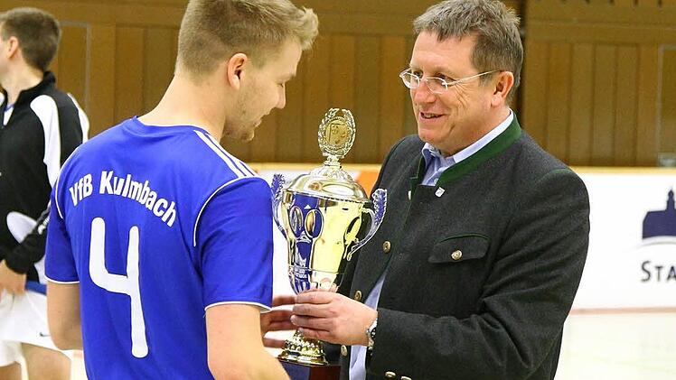 VfB-Kapitän Mario Ramming holt sich bei OB Henry Schramm den Rundschau-Cup ab ...