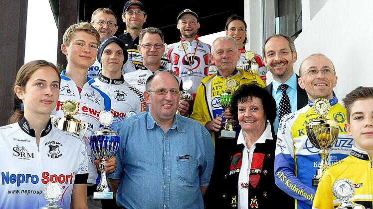 Die Oberfränkischen Meister im Bergzeitfahren mit ATS-Radrennsportabteilungsleiter Matthias Kraft (Mitte), ATS-Vorstandsvorsitzender Heidesuse Wagner (Vierte von rechts) und stellvertretendem Landrat Jörg Kunstmann (Dritter von rechts). Fotos: Karl Heinz Weber