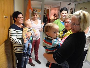 Mütter mit Babys und werdende Mütter hatten beim Tag des Kindes Gelegenheit, mit den Ärzten und Hebammen zu diskutieren und Fragen zu stellen und natürlich auch untereinander Meinungen und Erfahrungen auszutauschen. Rechts verdeckt, Chefärztin Annett Reinisch, im Hintergrund rechts, Oberärztin Alexandra Tetsis. Foto: Karl-Heinz Hofmann