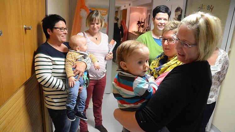 Mütter mit Babys und werdende Mütter hatten beim Tag des Kindes Gelegenheit, mit den Ärzten und Hebammen zu diskutieren und Fragen zu stellen und natürlich auch untereinander Meinungen und Erfahrungen auszutauschen. Rechts verdeckt, Chefärztin Annett Reinisch, im Hintergrund rechts, Oberärztin Alexandra Tetsis. Foto: Karl-Heinz Hofmann