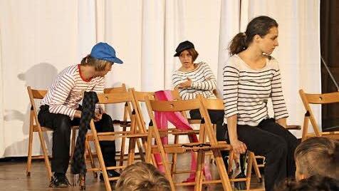 Sabrina (rechts, Sarah Hieber) wird von ihren Mitschülern (links, Olaf Dröge, Sandra Pagany, Mitte) aus dem Klassenverband ausgegrenzt. Foto: Gerda Völk