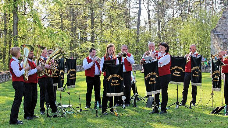 Die Trachtenkapelle Burghausen unter der Leitung von Mario Schmitt sorgte bei der Feier zum Tag des Baumes auf dem Michelsberg für die musikalische Untermalung und Stimmung. Foto: Dieter Britz