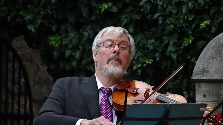 Impressionen von der Serenade mit dem Collegium musicum auf der Veste Coburg: Thomas Ehrle als musikalischer Leiter.Foto: Jochen Berger