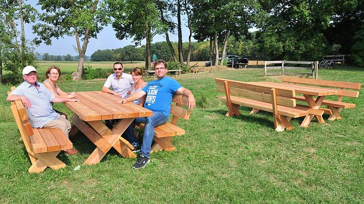 An der Roten Quelle bei Wonfurt hat die Gemeinde Wonfurt bereits zwei neue Tische und passende Bänke aus Holz für die Besucher des Wassertretbeckens aufstellen lassen. Mit im Bild der Bau- und Umweltausschuss, der vor seiner Sitzung die Quelle besuchte. Foto: Ulrike Langer
