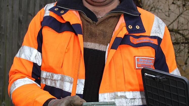 Salman Karabacak zeigt, wie der Rattenköder in die dazugehörige schwarze Box gesetzt wird. Ganz wichtig: nicht anfassen!