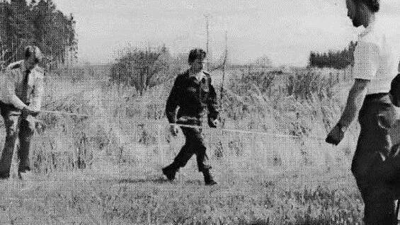 Beamte der Grenzpolizeistation Maroldsweisach (links: Reinhold Albert, der nach der Wiedervereinigung zur Polizei nach Ebern versetzt wurde) bei der Spurensicherung. FT-Archivfoto: Hanns Friedrich