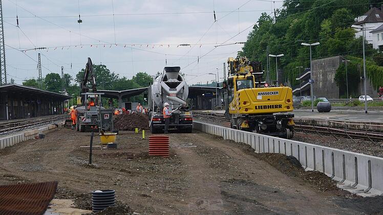 Am Coburger Bahnhof laufen die Bauarbeiten auf Hochtouren. Foto: Berthold Köhler