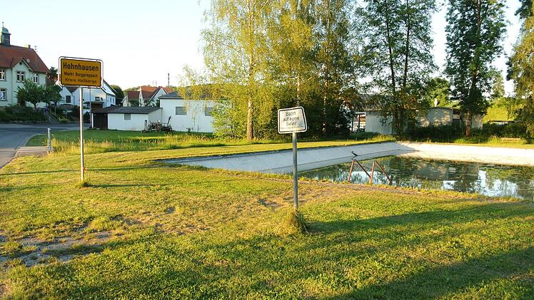 Ein Punkt, der beim Treffen zur Dorfentwicklung angesprochen und als ein Ziel gesetzt wurde, ist der Feuerlöschweiher, das "Schwimmbad" der Hohnhäuser. Traumhaft gelegen am Ortseingang. Hellingen hat vorgemacht, was man tun kann.