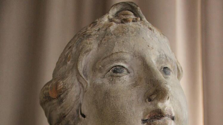 1,80 Meter groß ist die Statue der Heiligen Kunigunde. Der Wert der Statue liegt im niedrigen fünfstelligen Bereich. Früher war das Gewand der Figur einmal weiß bemalt. Foto: Dominic Buckreus