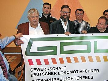 Bezirksvorsitzender Uwe Böhm (Dritter von links) und Vorsitzender Rüdiger Geiger (Dritter von rechts) freuen sich mit weiteren Vorstandsmitgliedern über das gelungene "Erkennungszeichen" der Ortsgruppe.  Foto: Klaus Oelzner