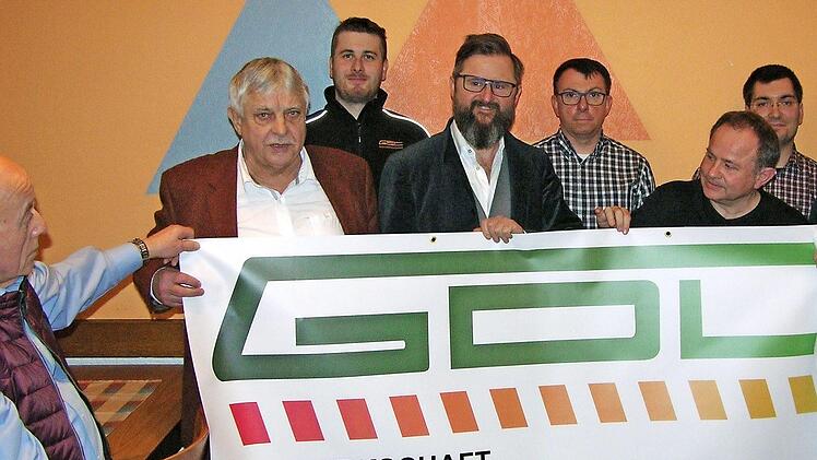 Bezirksvorsitzender Uwe Böhm (Dritter von links) und Vorsitzender Rüdiger Geiger (Dritter von rechts) freuen sich mit weiteren Vorstandsmitgliedern über das gelungene "Erkennungszeichen" der Ortsgruppe.  Foto: Klaus Oelzner