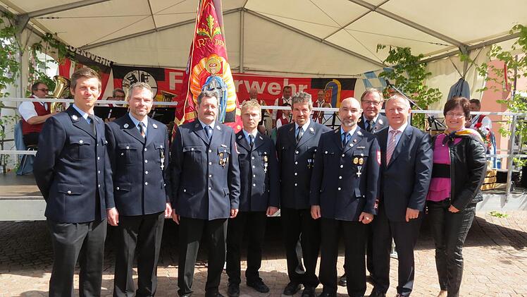 Die Geehrten (v. l.): Kommandant Dominik Billmann (Wirmsthal), Dirk Schulz (Wirmsthal), Joachim Kaiser (Euerdorf), Marko Herterich (Wirmsthal), Gerhard Büttner (Wirmsthal), Kommandant Dirk Zirwick (Euerdorf), Kreisbrandrat und Kreisverbandsvorsitzender Benno Metz, Landrat Thomas Bold, Bürgermeisterin Patricia Schießer.Doris Bauer
