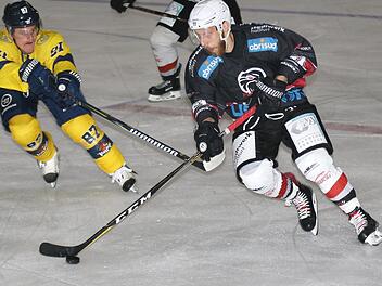 Mit Volldampf fährt Jakub Sramek (rechts) ins Angriffsdrittel. Trotz aller Versuche wollte weder ihm noch  dem gesamten ESC Haßfurt bei der 0:1-Niederlage gegen Pfaffenhofen ein Tor gelingen.  Ralf Naumann