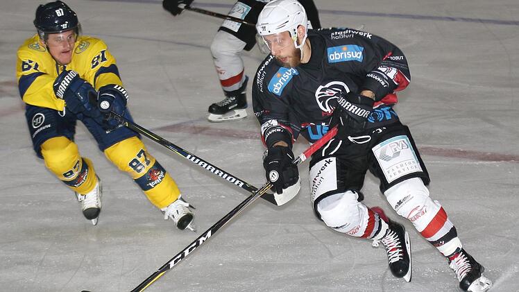 Mit Volldampf fährt Jakub Sramek (rechts) ins Angriffsdrittel. Trotz aller Versuche wollte weder ihm noch  dem gesamten ESC Haßfurt bei der 0:1-Niederlage gegen Pfaffenhofen ein Tor gelingen.  Ralf Naumann