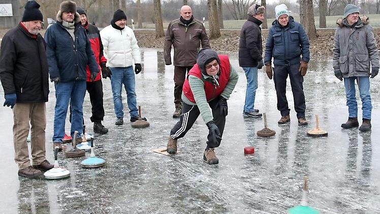 Sie freuen sich über die frostigen Temperaturen, denn nur dann können die Eisstockschützen aus Ahorn und Umgebung ihrem Sport aus Freude an der Gemeinschaft nachgehen. Fotos: Michael Stelzner