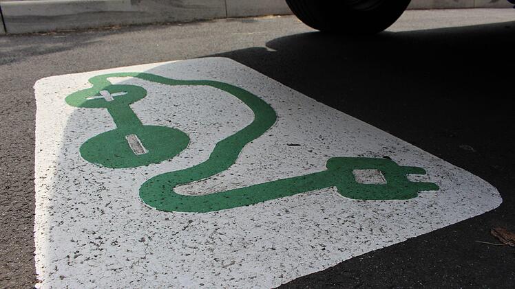 Die Elektro-Tankstelle am Georgi-Parkplatz in Bad Brückenau ist seit einigen Monaten kaputt. Die Versicherung übernimmt die Reparaturkosten. Foto: Julia Raab