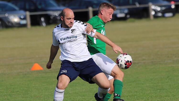 Ließ die Westheimer mit einem Flugkopfball gegen Hirschfeld noch mal hoffen: der eingewechselte Daniel Wendel (vorne). Foto: Sebastian Schmitt