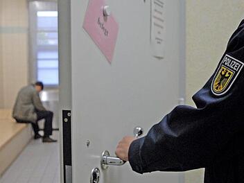 Würzburg: Zwei Verletzte nach Prügelattacke in Lokal - 17-jähriger Gürtel-Schläger rastet aus Würzburg: Zwei Verletzte nach Prügelattacke in Lokal - 17-jähriger Gürtel-Schläger rastet aus